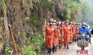 MU5735家属带走泥土